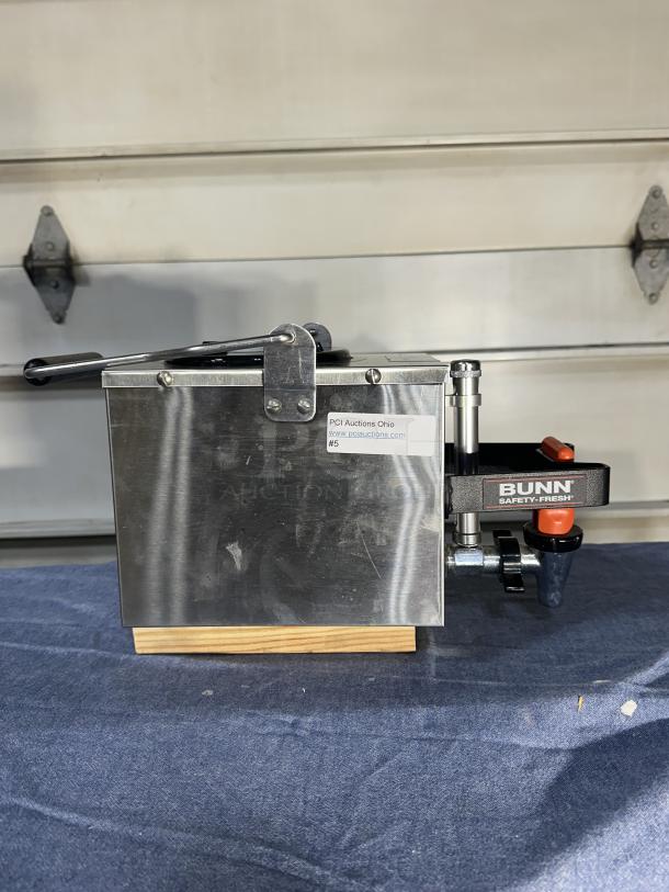 Bunn Portable Satellite Server Decaf Model# 1GPR-FF Pail Handle 7X13X8 - Image 2 of 3