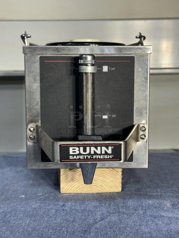 One Bunn Portable Coffee Server, 1 Gallon Model# 1GPR-FF Pail Handle 7X13X8 - Image 1 of 2