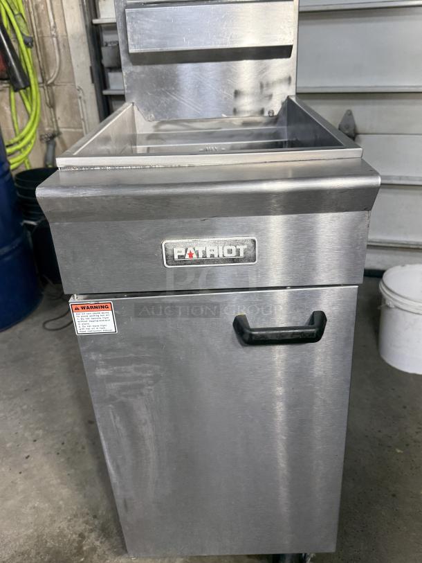 NICE Patriot Deep Fryer 45-50 pounds, 120000BTU, Model# FM-120/NG 16X30X45 GAS Powered On Casters - Image 1 of 5