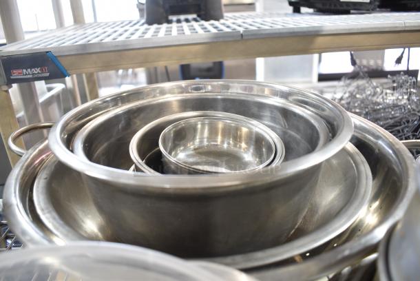 ALL ONE MONEY! Tier Lot of Various Items Including Metal Baking Pans and Muffin Pans - Image 6 of 6