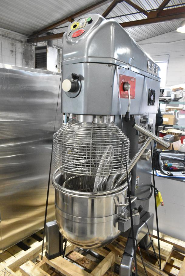 BRAND NEW SCRATCH AND DENT! Avantco 177MX60H Metal Commercial Floor Style 60 Quart Planetary Dough Mixer w/ Stainless Steel Mixing Bowl, Bowl Guard, Dough Hook, Whisk and Paddle Attachments. 240 Volts, 3 Phase. - Image 1 of 8