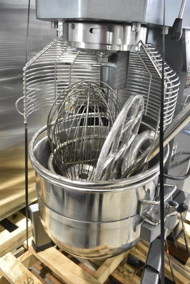 BRAND NEW SCRATCH AND DENT! Avantco 177MX60H Metal Commercial Floor Style 60 Quart Planetary Dough Mixer w/ Stainless Steel Mixing Bowl, Bowl Guard, Dough Hook, Whisk and Paddle Attachments. 240 Volts, 3 Phase. - Image 5 of 8