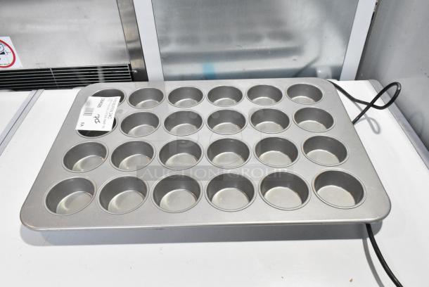 13 BRAND NEW SCRATCH AND DENT! Items Including 32645285 Chicago Metallic 45285 24 Cup 7 oz. Glazed Aluminized Steel Jumbo Muffin Pan - 17 7/8" x 25 7/8", 407BUNHALF Choice Half Size 13" x 18" 19 Gauge Wire in Rim Aluminum Bun / Sheet Pan, 4070122 Choice 2/3 Size 2 1/2" Deep Anti-Jam Stainless Steel Steam Table / Hotel Pan - 24 Gauge, Choice 2/3 Size 4" Deep Anti-Jam Stainless Steel Steam Table / Hotel Pan - 24 Gauge, Vollrath Stock Pot. 13 Times Your Bid! - Image 2 of 12