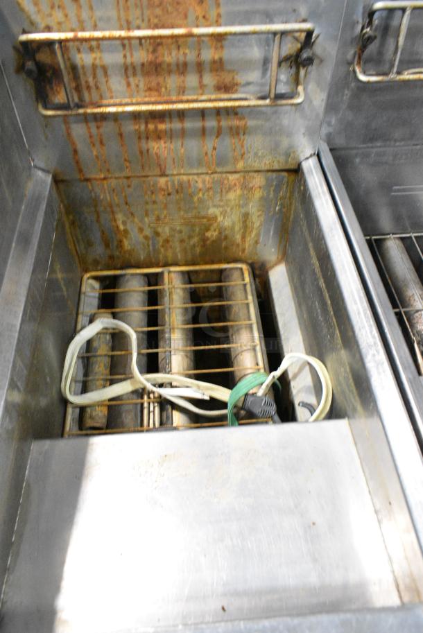 Dean SR42GN Stainless Steel Commercial Floor Style Natural Gas Powered Deep Fat Fryer w/ Splash Guard on Commercial Casters. 105,000 BTU. - Image 4 of 6