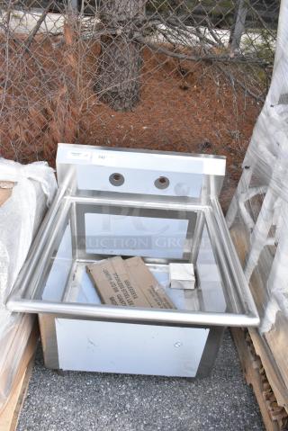 BRAND NEW SCRATCH AND DENT! Regency 600S12424 Regency 29" 16 Gauge Stainless Steel One Compartment Commercial Sink with Stainless Steel Legs and Cross Bracing - 24" x 24" x 14" Bowl.
