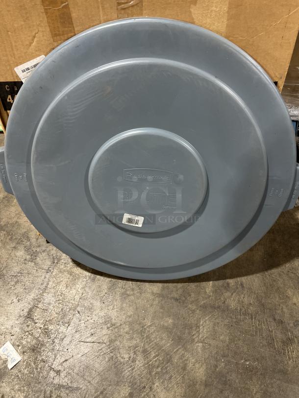 BRAND NEW! Rubbermaid BRUTE Series Commercial Gray Heavy-Duty Round Trash Can Lids! 3 Lids Per Box! Model: FG265400GRAY! All One Money! - Image 4 of 5