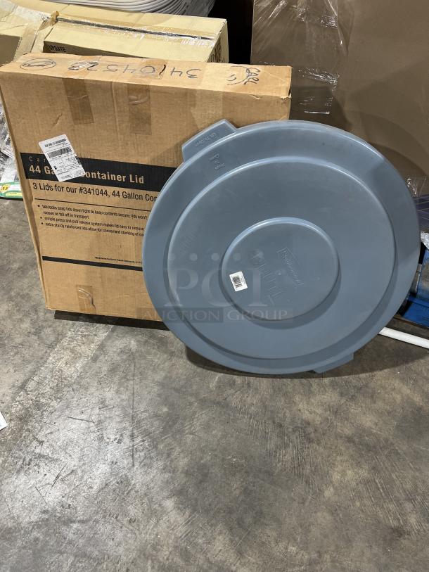 BRAND NEW! Rubbermaid BRUTE Series Commercial Gray Heavy-Duty Round Trash Can Lids! 3 Lids Per Box! Model: FG265400GRAY! All One Money! - Image 5 of 5