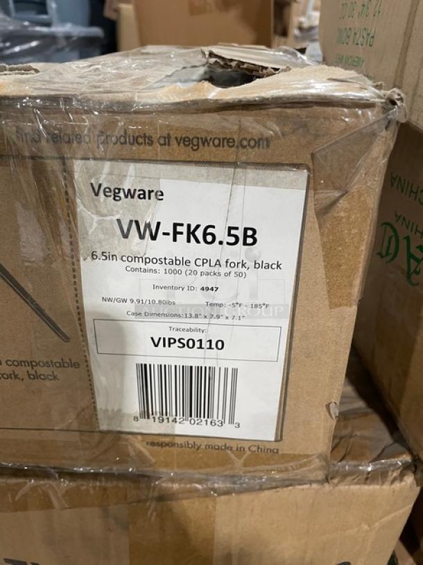 BRAND NEW! MIXED PALLET! G & A Commercial Teak Square Tabletops! Model: ST3030TEAK! With Cellucap Commercial Non-Woven Elastic Disposable Hoods! Model: 980! With Vegware Commercial 6.5" Disposable Cutlery/Forks! Model: VW-FK6.5B! With Vertex China Argyle Series Commercial Bright White 12 Oz. Cup! Model: LD4C01! With Carlisle Dinex Series Commercial Whispering Floral Style Tray Covers! Model: DX5312X122733! With Commercial 9"x5"x3" Auto-Bottom Deli Box! 200/Case! Model: 953D-261! With WNA Commercial Black 14"x10" Rectangular Catering/Serving Trays! 25/Case! Model: A1410BL-BLACK! With Royal Doulton Commercial Vintage 12.7 Fruit Bowls! Model: 7176! With Chef & Sommelier Commercial Crystal Glass 11.5 Oz. Sequence High Ball Glasses! Model: L5754! With C.A.C. China Greenbrier Collection Commercial Green Band/American White Stoneware 12.75" Round Pasta Bowl! Model: GS-125! With GET Commercial Black Round 9" Fast Food Baskets! 12 Per Case! Model: RB-892-BK! With Cambro Commercial Amber 1/4 Size High Heat Food Pan! Model: 44HP150! With Felt+Fat Commercial 32 Oz. Entree/Nesting Bowls! Model: FW-RP-007014! & More! ALL NEW IN THE BOX! 45X Your Bid! - Image 6 of 10