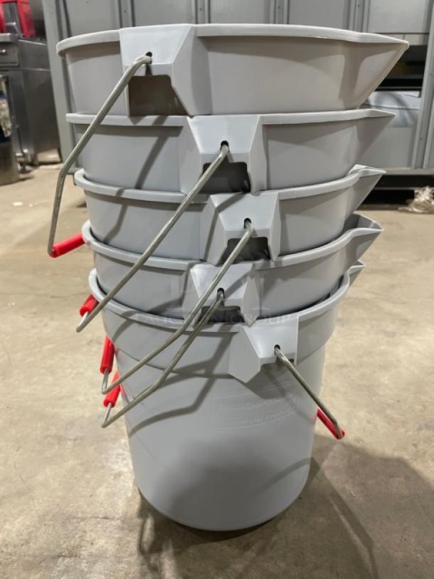 BRAND NEW! Rubbermaid BRUTE Series Commercial Gray Round All-Purpose Buckets! With Metal Handle & Comfortable Red Plastic Grip! 5X Your Bid! - Image 5 of 6