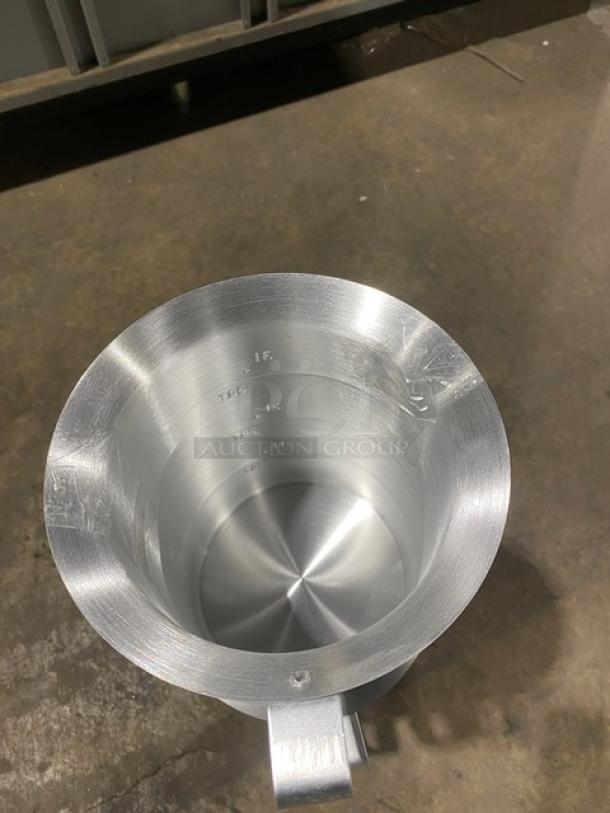 BRAND NEW! Commercial Aluminum 4 Qt. Measuring Cup! With Handle & Pour Lip! 3X Your Bid! - Image 3 of 4