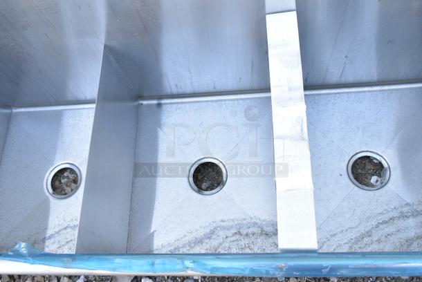 BRAND NEW SCRATCH AND DENT! Stainless Steel 3 Bay Sink. No Legs. - Image 4 of 5
