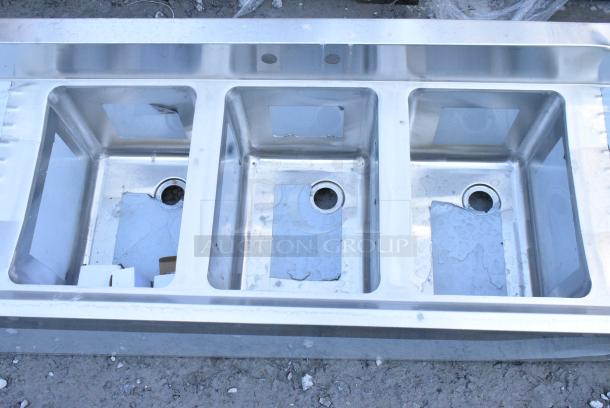 BRAND NEW SCRATCH AND DENT! Regency 600B31014219 3 Bowl Underbar Sink with Two Large Drainboards - 72" x 18 3/4". - Image 5 of 7