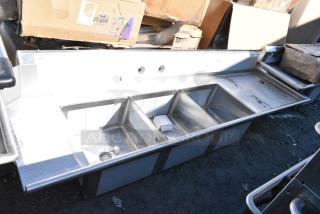 BRAND NEW SCRATCH AND DENT! Regency 600DDTS108R Stainless Steel 3 Bay Sink w/ Dual Drain Boards. No Legs.