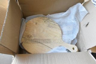 BRAND NEW SCRATCH AND DENT! Box of 12 GET SB-775-OW Madison Avenue / Granville 10 3/4" Round Faux Oak Wood Melamine Display Board with Foot and Handle