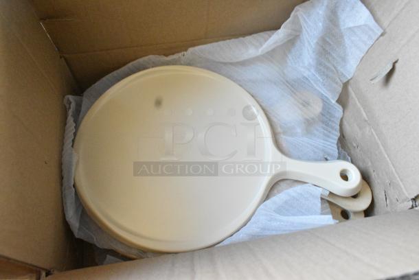 BRAND NEW SCRATCH AND DENT! Box of 12 GET SB-775-OW Madison Avenue / Granville 10 3/4" Round Faux Oak Wood Melamine Display Board with Foot and Handle - Image 4 of 4