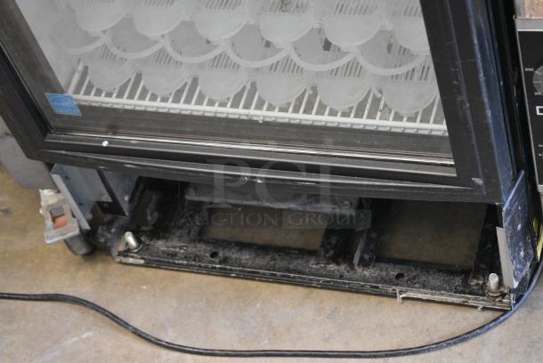 True GDM-12-LD ENEGY STAR Metal Commercial Single Door Reach In Cooler Merchandiser w/ Poly Coated Racks. 115 Volts, 1 Phase. Tested and Powers On But Does Not Get Cold - Image 2 of 5
