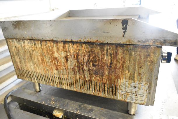 Vollrath Cayenne FTA-1024 Stainless Steel Commercial Countertop Natural Gas Powered Flat Top Griddle. - Image 6 of 10