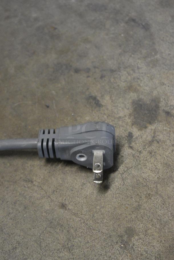 BRAND NEW SCRATCH AND DENT! Forno FFFFD1933-28LS Stainless Steel Commercial Single Door Reach In Freezer. 115 Volts, 1 Phase. Tested and Working! - Image 4 of 6