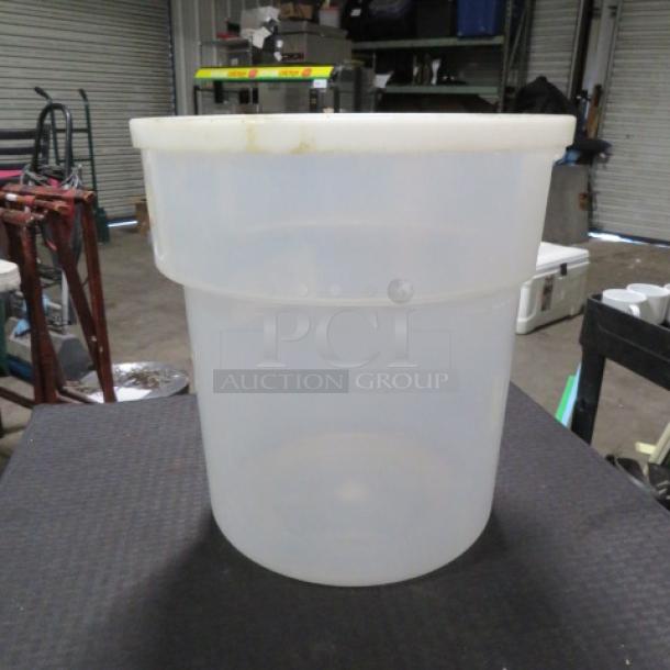 One 18 Quart Round Food Storage Container With Lid. - Image 1 of 1