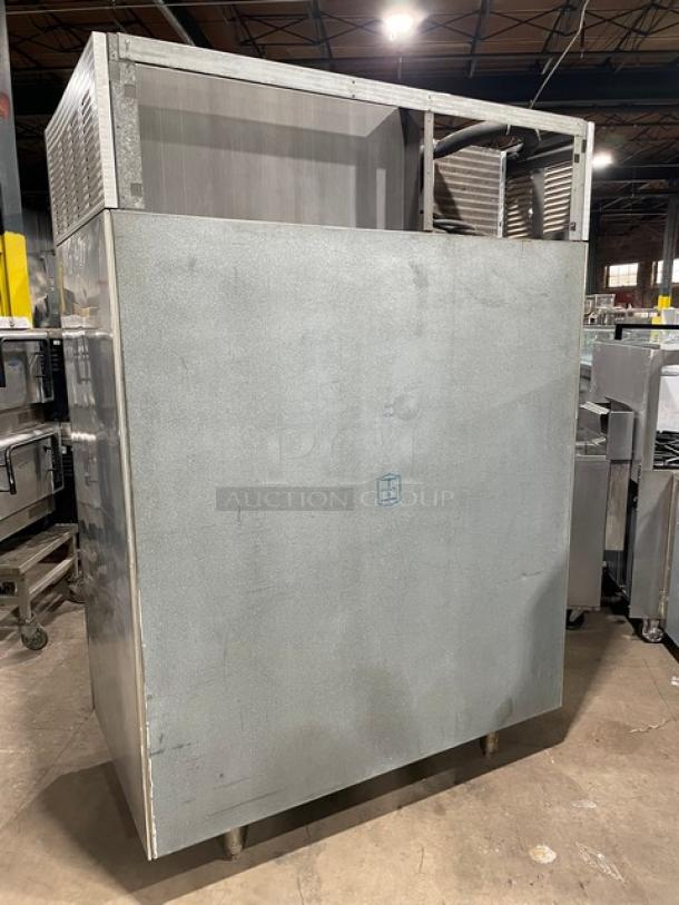 Victory Commercial Stainless Steel Solid 4 Door 2 Section Reach In Refrigerator! With Wire Rack & Built In Pan Holding! On Legs! - Image 4 of 9