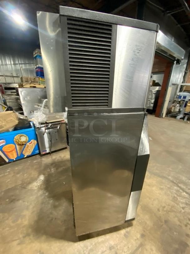 Manitowoc Commercial Stainless Steel Air-Cooled Ice Cuber Machine Head! Model: QD0452A SN: 001162829! 115V 1 Phase! On Manitowoc Commercial Ice Bin! With Ice Vending Dispenser! Model: SPA310 SN: 310056065! 115V 1 Phase! - Image 4 of 8