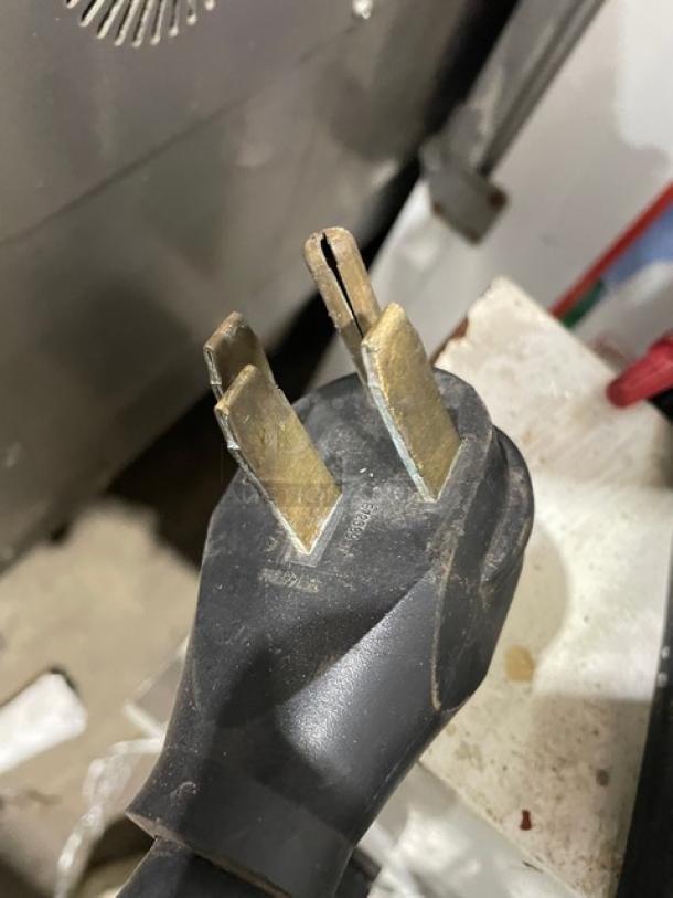 LoLo Commercial Stainless Steel Electric Powered Countertop 6-Pan Boilerless Steamer! With Built In Pan Holding Rack! Model: ST-6E SN: J141719-1-1! 208/240V 3 Phase! - Image 9 of 9