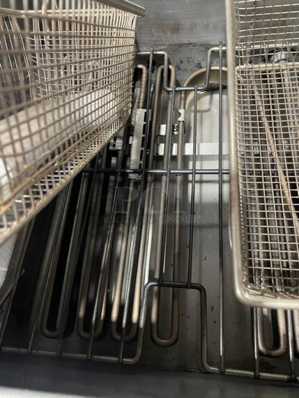 USR Cookline Series Commercial Stainless Steel Electric Powered Deep Fat Fryer! With Back Splash & Basket Hanger! With Frying Baskets! On Legs! - Image 5 of 8