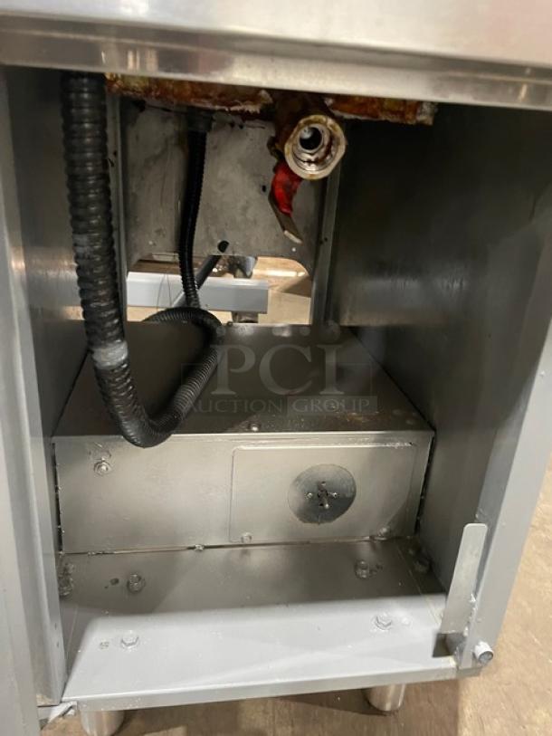 USR Cookline Series Commercial Stainless Steel Electric Powered Deep Fat Fryer! With Back Splash & Basket Hanger! With Frying Baskets! On Legs! - Image 6 of 8