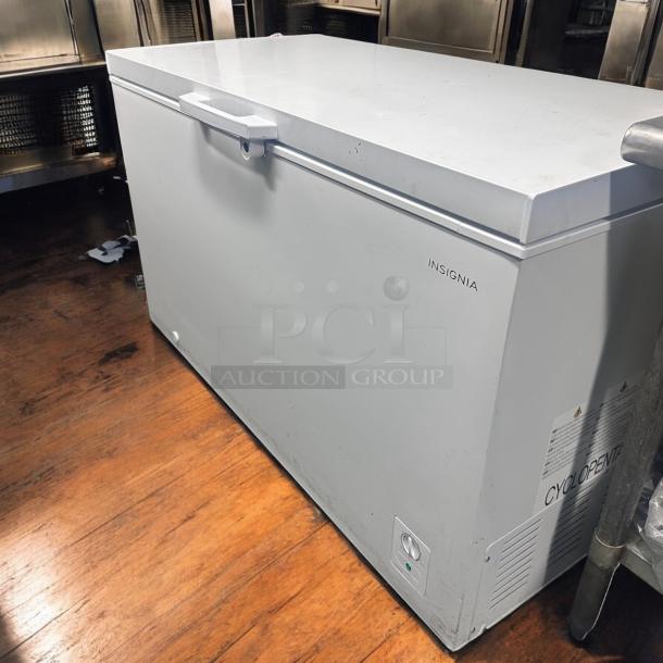Excellent Condition Insignia NS-CZ14WH7 Chest Freezer – 115V – Tested & Working! - Image 5 of 10