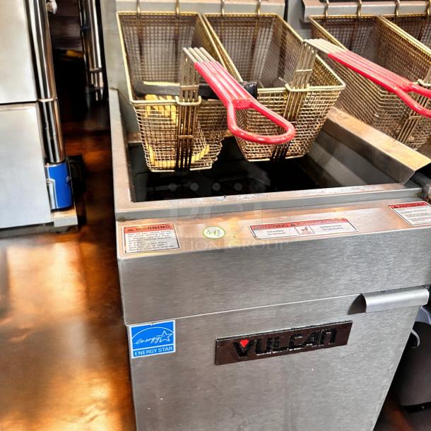 Excellent Vulcan 1VEG35M 35 Lbs. Natural Gas Floor Model Fryer - 70,000 BTU Tested and Working! - Image 4 of 10