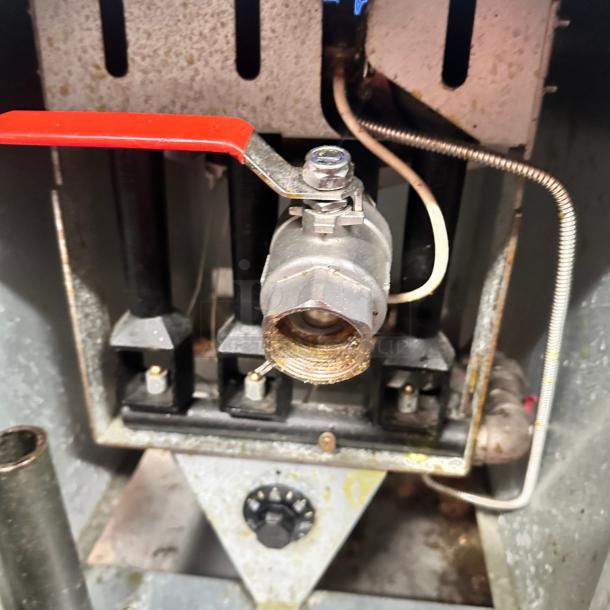 Excellent Vulcan 1VEG35M 35 Lbs. Natural Gas Floor Model Fryer - 70,000 BTU Tested and Working! - Image 5 of 10