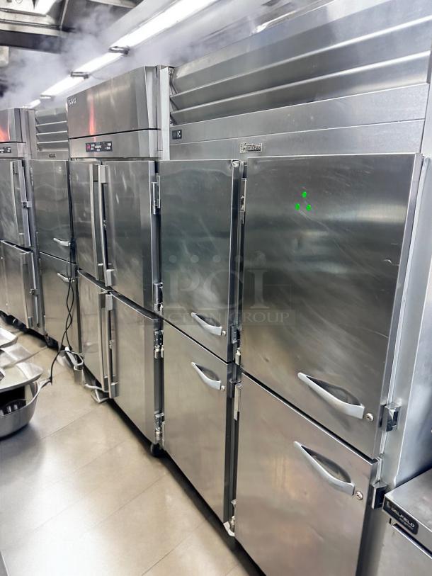 Excellent Traulsen G20003 52" Two Section Reach-In Refrigerator w/ 4 Solid Half-Doors 46 cu. ft. 115volt Tested and Working! - Image 3 of 6