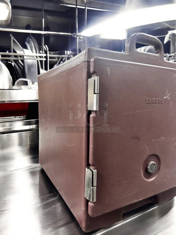 Clean Cambro 300MPC Front-Load Insulated Food Pan Carriers - Image 2 of 7