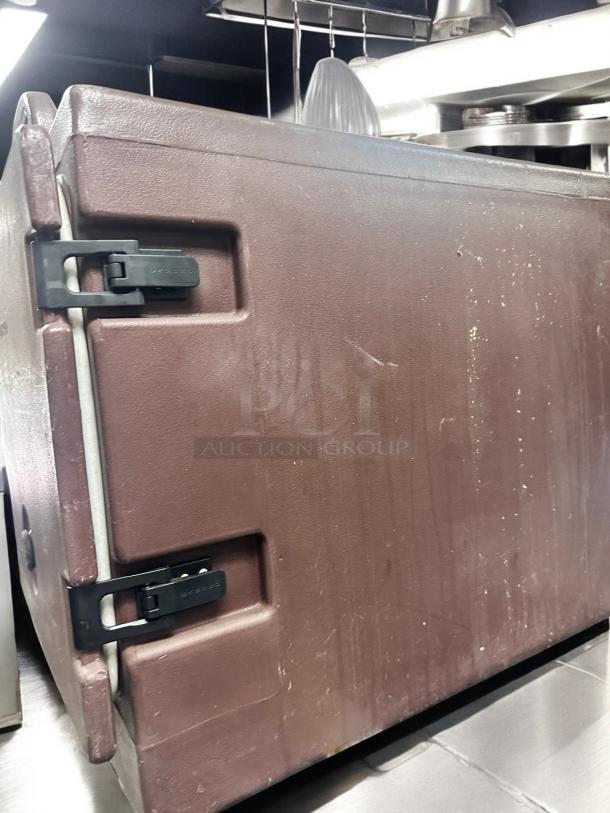 Clean Cambro 300MPC Front-Load Insulated Food Pan Carriers - Image 4 of 7