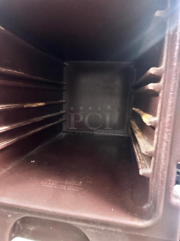 Clean Cambro 300MPC Front-Load Insulated Food Pan Carriers - Image 5 of 7