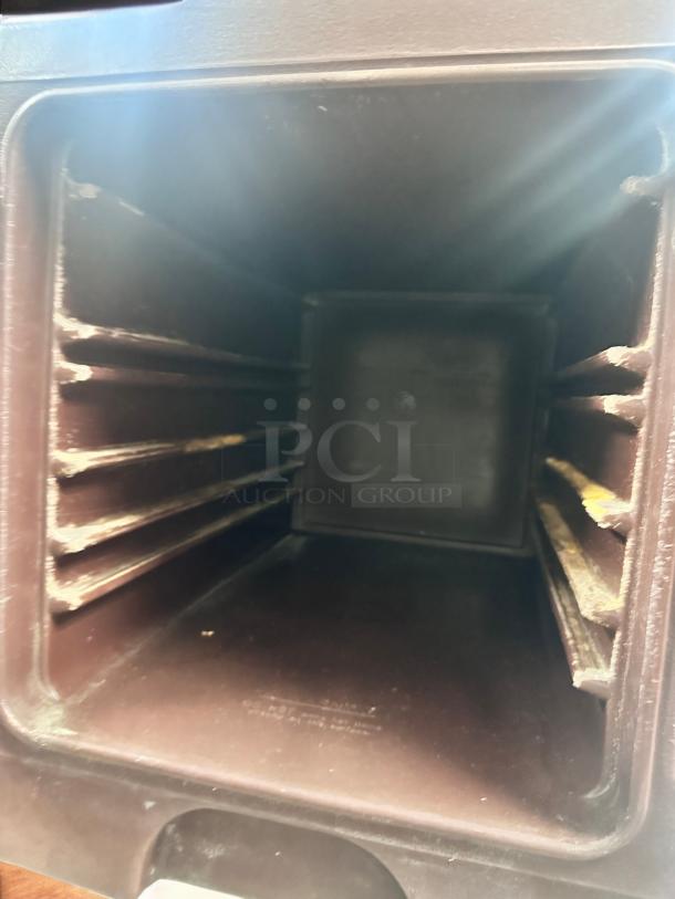 Clean Cambro 300MPC Front-Load Insulated Food Pan Carriers - Image 6 of 7