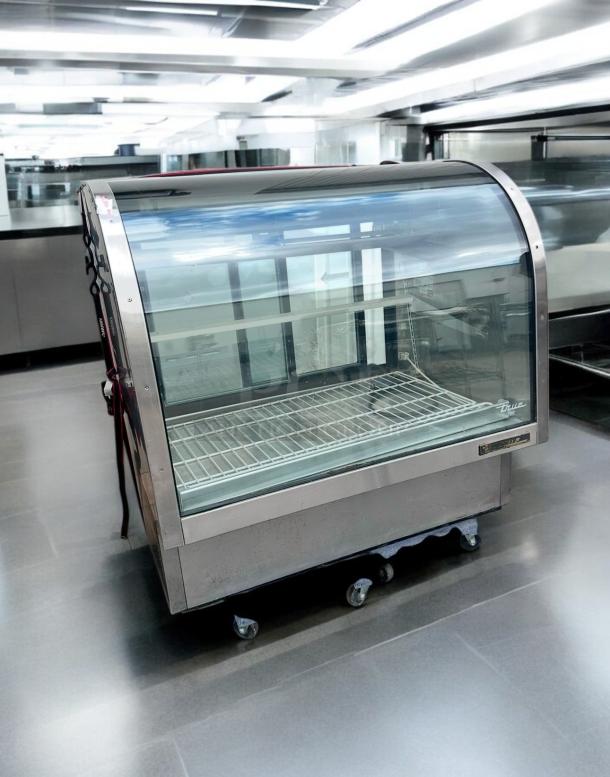 Excellent Condition True TCGG-48-S Refrigerated Display Case – Tested & Working! - Image 5 of 9
