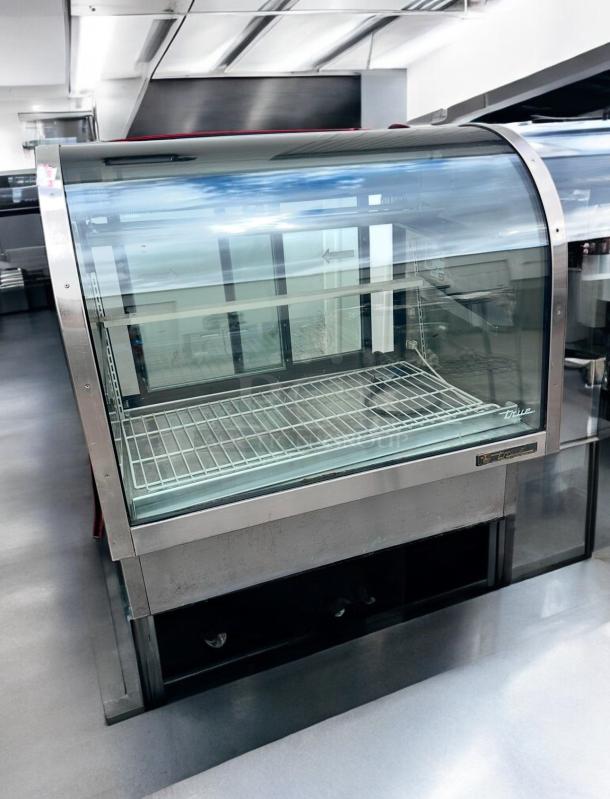 Excellent Condition True TCGG-48-S Refrigerated Display Case – Tested & Working! - Image 7 of 9