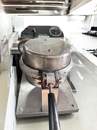 EXCELLENT CONDITION! Gold Medal 5020 Giant Waffle Cone Baker – Tested & Working!