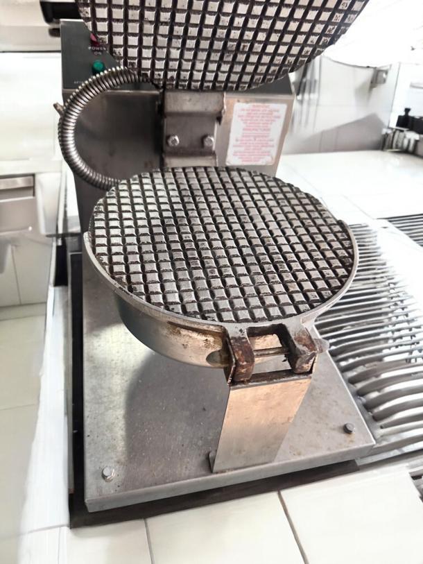 EXCELLENT CONDITION! Gold Medal 5020 Giant Waffle Cone Baker – Tested & Working! - Image 5 of 9