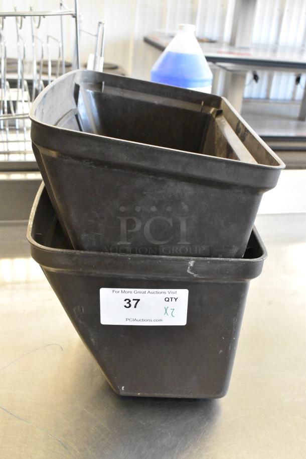 2 Rubbermaid Trash Can Lids. 2 Times Your Bid! - Image 2 of 5