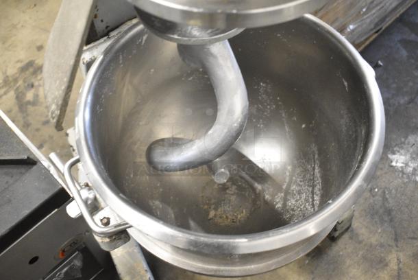 Globe SP30 Metal Commercial Floor Style 30 Quart Planetary Dough Mixer w/ Mixing Bowl, Dough Hook Attachment. 115 Volts, 1 Phase. Tested and Working! - Image 3 of 8