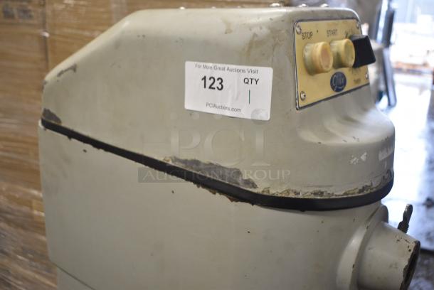 Globe SP30 Metal Commercial Floor Style 30 Quart Planetary Dough Mixer w/ Mixing Bowl, Dough Hook Attachment. 115 Volts, 1 Phase. Tested and Working! - Image 5 of 8