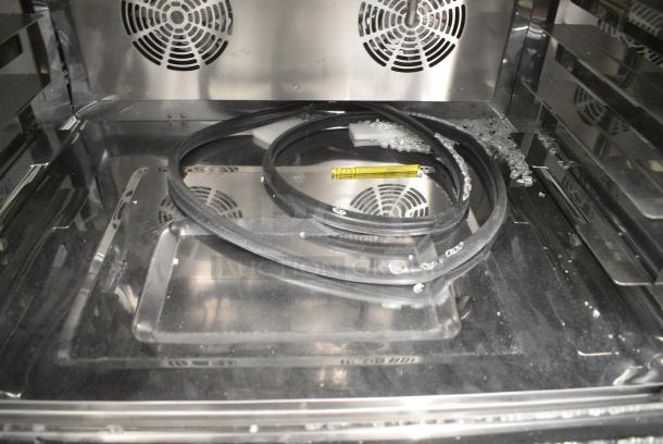BRAND NEW SCRATCH AND DENT! Avantco 177CO46M Stainless Steel Commercial Countertop Full Size Convection Oven w/ View Through Door, Metal Oven Racks, Thermostatic Controls and Steam Injection. 4.4 cu ft. See Pictures For Broken Glass. 208/240 Volts, 1 Phase. - Image 4 of 8