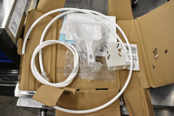 BRAND NEW SCRATCH AND DENT! 2024 Avantco 194UCF120A 19" Air Cooled Undercounter Full Cube Ice Machine - 129 lb. 115 Volts, 1 Phase. - Image 7 of 9