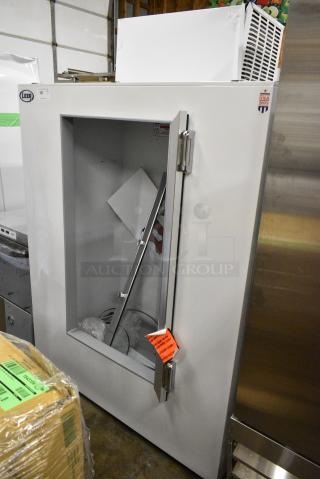 BRAND NEW SCRATCH AND DENT! Leer L040UCGP 51" Indoor Cold Wall Ice Merchandiser with Straight Front and Glass Door. 115 Volts, 1 Phase. Tested and Working!