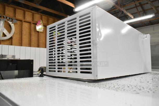 BRAND NEW SCRATCH AND DENT! Leer L040UCGP 51" Indoor Cold Wall Ice Merchandiser with Straight Front and Glass Door. 115 Volts, 1 Phase. Tested and Working! - Image 7 of 9
