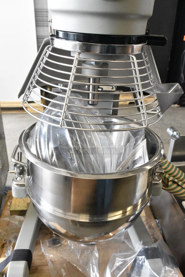 BRAND NEW SCRATCH AND DENT! Globe SP30P Metal Commercial Floor Style 30 Quart Planetary Dough Mixer w/ Stainless Steel Mixing Bowl, Bowl Guard, Paddle, Dough Hook and Whisk Attachments. 220 Volts, 1 Phase. - Image 6 of 10