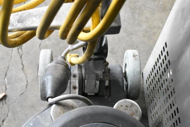 Niilfisk Advance 56107001 Floor Cleaner. 120 Volts, 1 Phase. Tested and Working! - Image 4 of 6