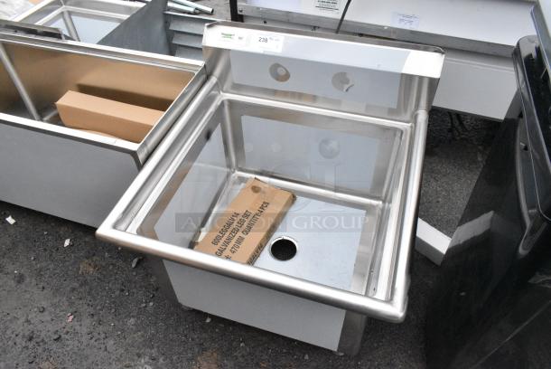 BRAND NEW SCRATCH AND DENT! Regency 600S12424 60" 16 Gauge Stainless Steel One Compartment Commercial Sink with Stainless Steel Legs, Cross Bracing, and 2 Drainboards - 24" x 24" x 14" Bowl - Image 2 of 6
